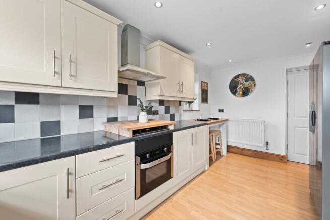 4 bed Semi-Detached for sale Image 6