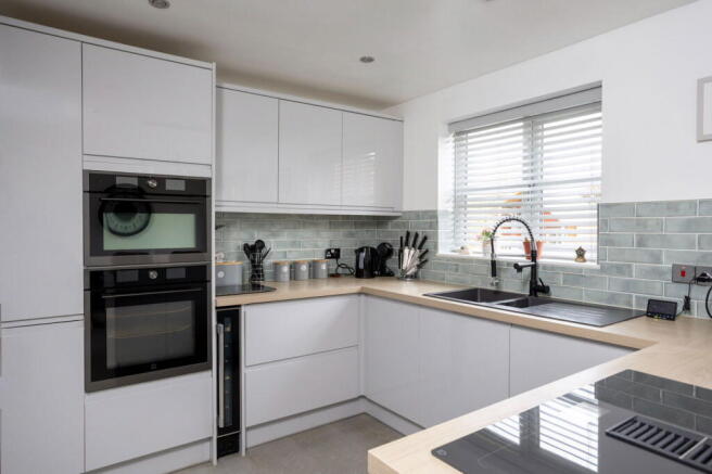 5 bed Detached for sale Image 6