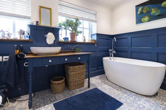 bathroom 1.jpg