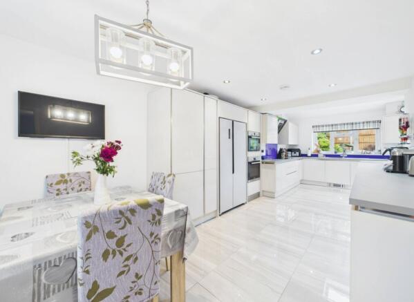 cam01698g0pr0148still013001