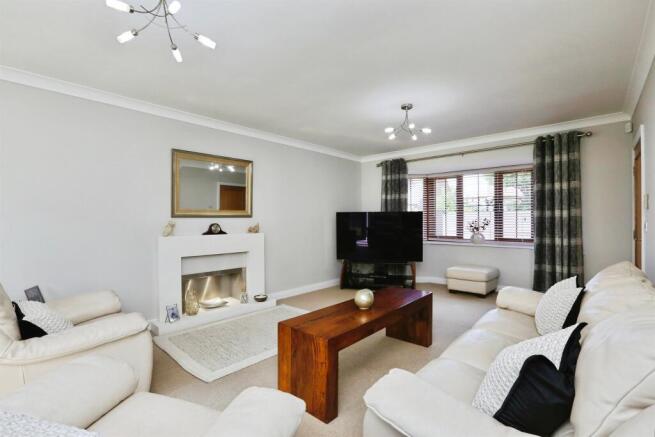 6 bed Detached for sale Image 6