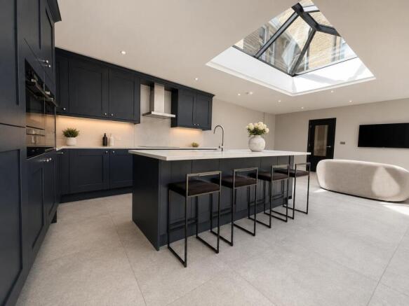 5 bed Semi-Detached to rent Image 4