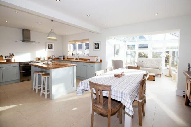 Dining/kitchen