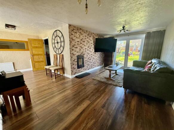 LOUNGE & DINING