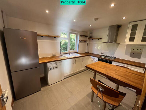 Kitchen & breakfast bar