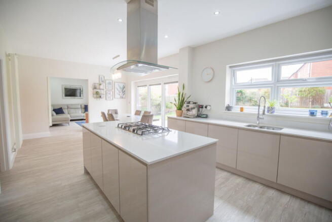 5 bed Detached for sale Image 9