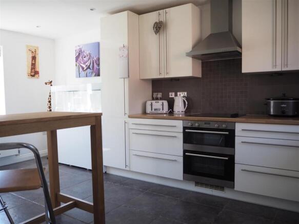 Modern Fitted Kitchen 737