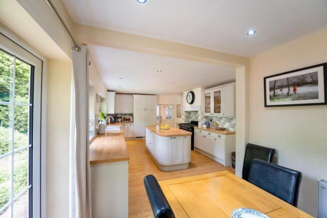 4 bed Detached for sale Image 5