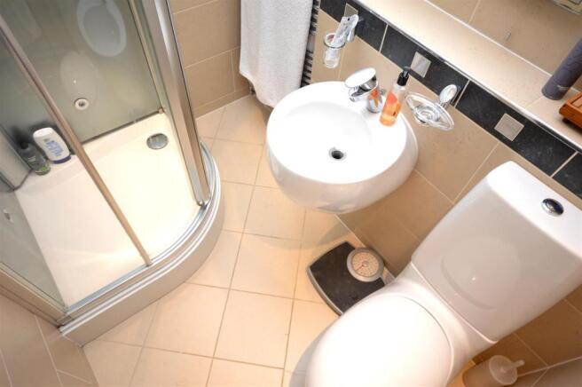 Bed2 Ensuite.JPG