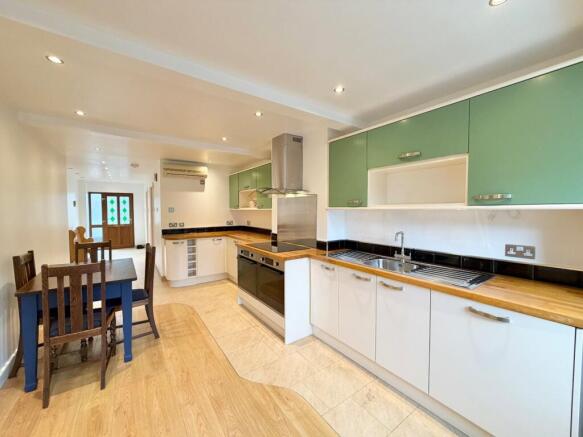 4 bed Detached to rent Image 8