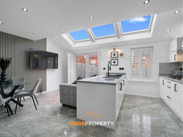 Fitted Kitchen w/ Kitchen Island