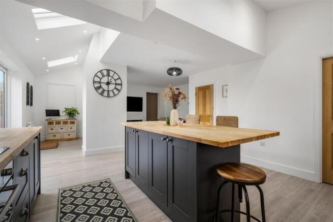 4 bed Semi-Detached for sale Image 5