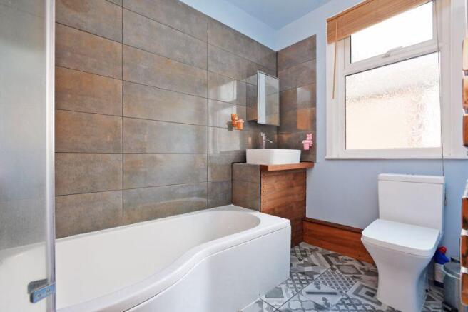 4 bed Semi-Detached to rent Image 8