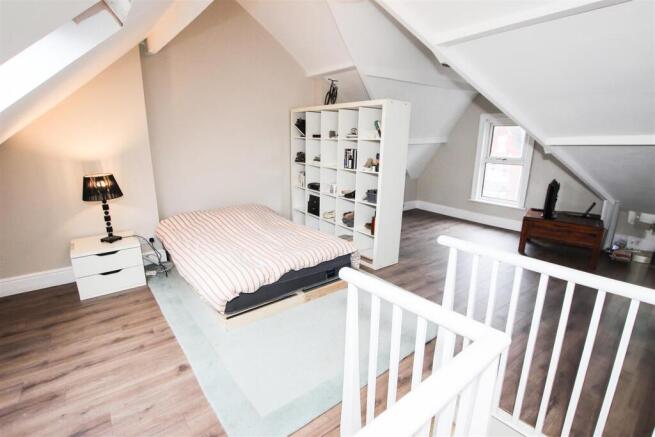 STUDIO BEDROOM 4