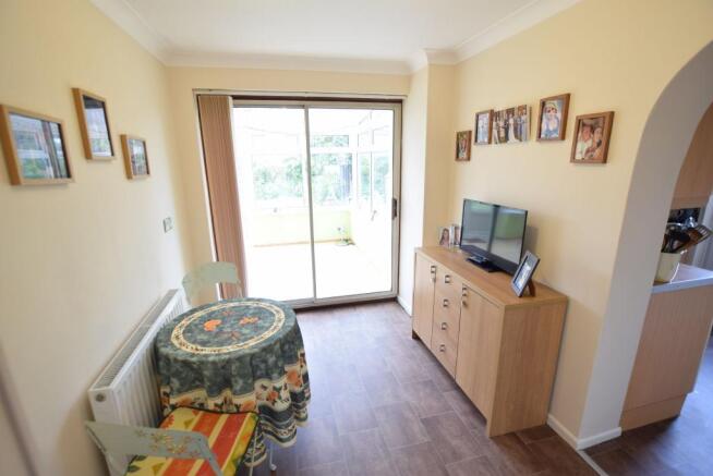 BREAKFAST ROOM (door from Entrance Hall)