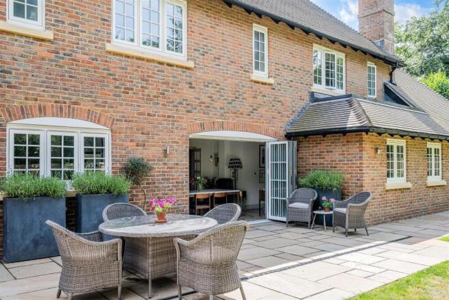 4 bedroom detached house for sale in Chequers Lane, Walton On The