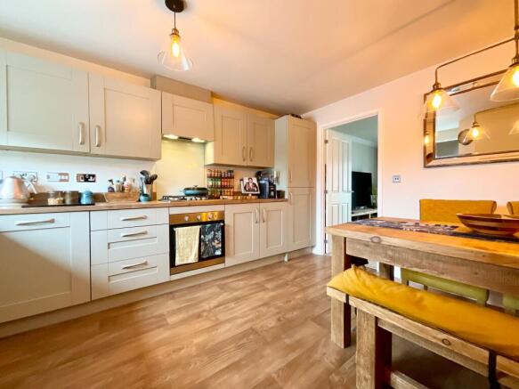 3 bed Semi-Detached for sale Image 3