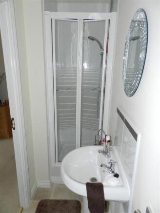 EN-SUITE SHOWER ROOM