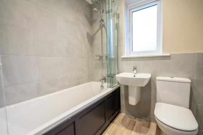 Morehall Close (19) bathroom.jpg