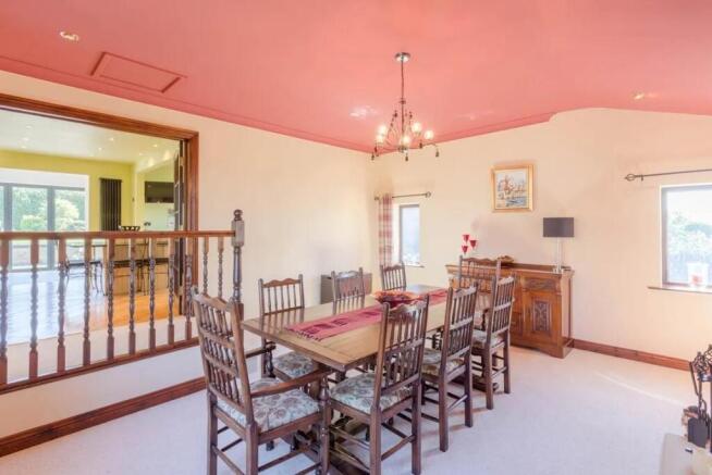 5 bed Detached for sale Image 8