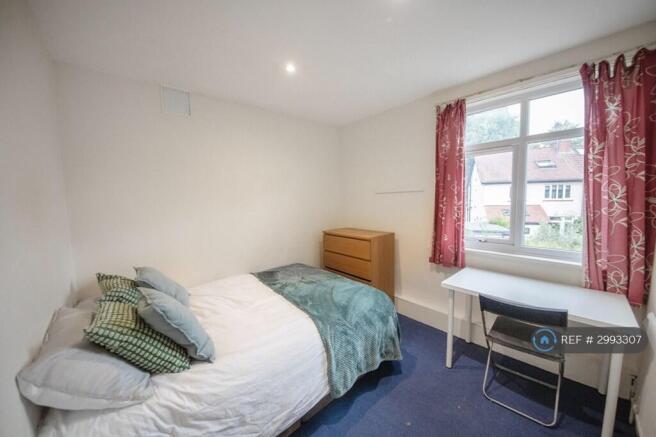 5 bed Semi-Detached to rent Image 6
