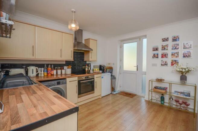 Kitchen area pic 2.jpg