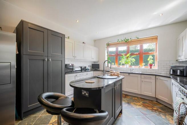 6 bed Detached for sale Image 4