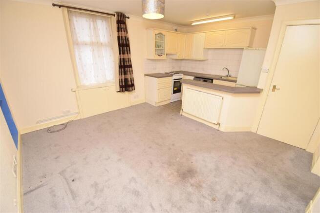 OPEN PLAN KITCHEN-LOUNGE