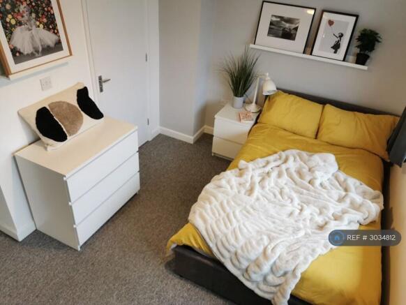 Room 5: Spacious Double En-Suite Room