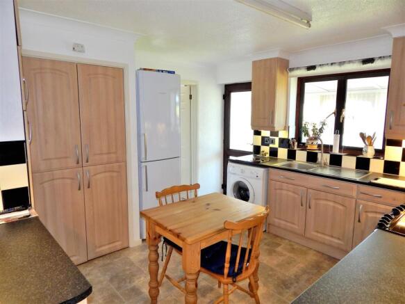 KITCHEN 2.JPG