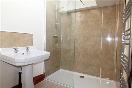 4 bed House to rent Image 9