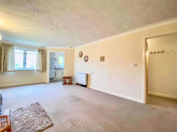Spacious living room/dining