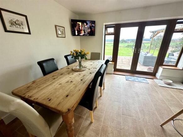KITCHEN/DINING ROOM