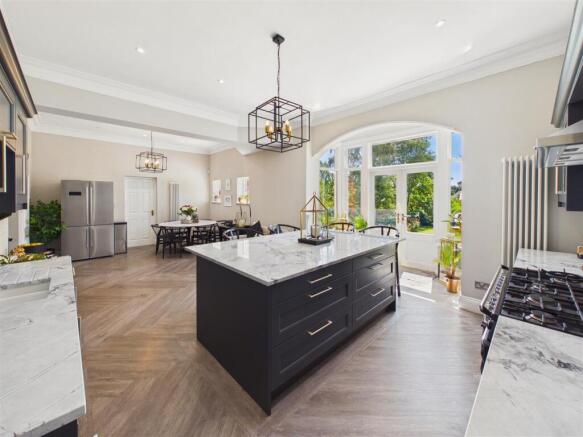 5 bed Semi-Detached for sale Image 8
