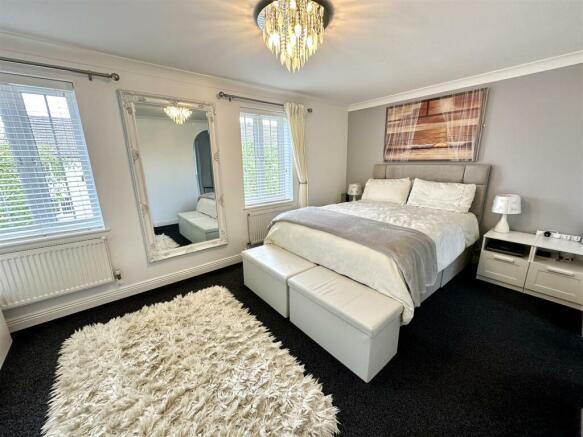PRINCIPAL BEDROOM SUITE