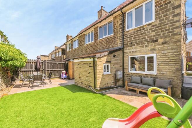 5 bed Semi-Detached for sale Image 2