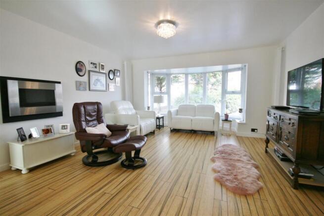 LOUNGE WITH DINING AREA
