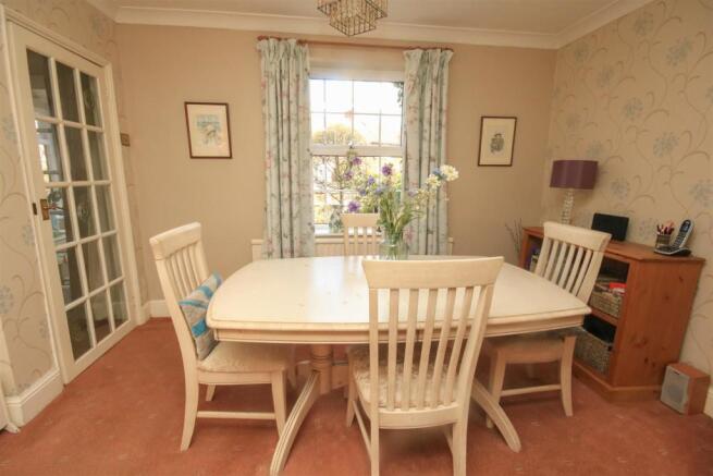 SEPARATE DINING ROOM