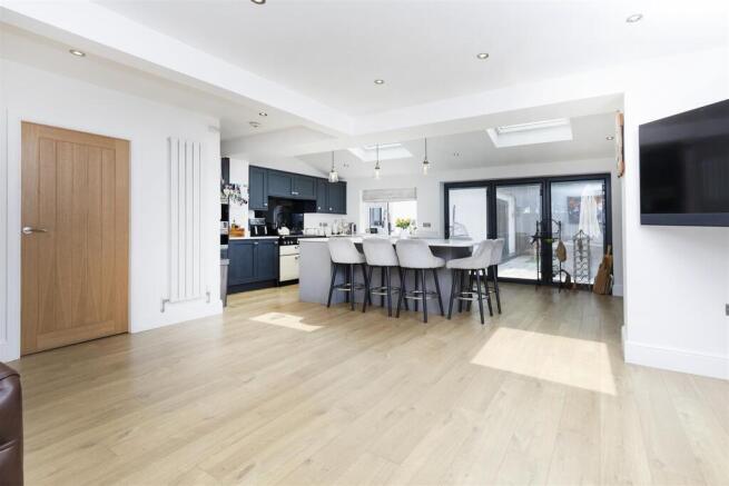 5 bed Detached for sale Image 10
