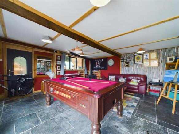 GAMES ROOM/BAR