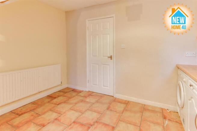 KITCHEN / BREAKFAST ROOM: