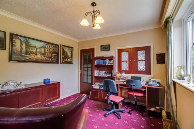 5 bed Detached for sale Image 8