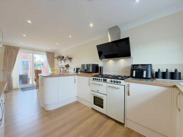 4 bed Semi-Detached for sale Image 12