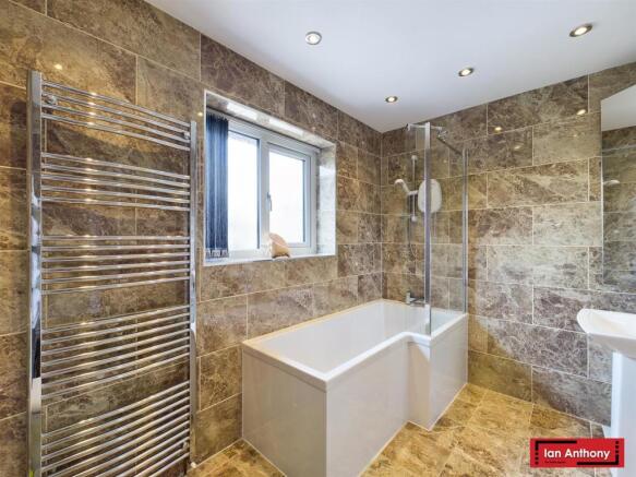 FAMILY BATHROOM