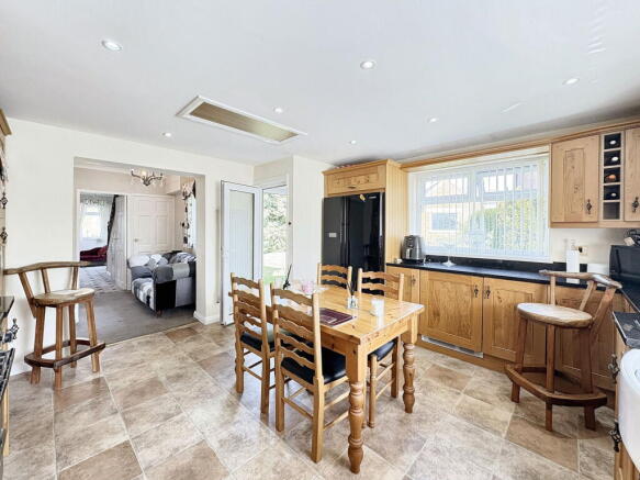 3 bed Semi-Detached for sale Image 6
