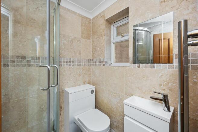 En-suite to bedroom 2