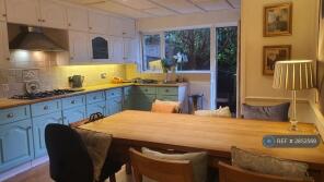 3, Clover Villas, St James Close, New Malden KT3 6DU
