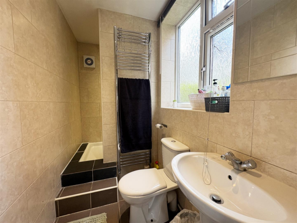 6 bed Detached for sale Image 11