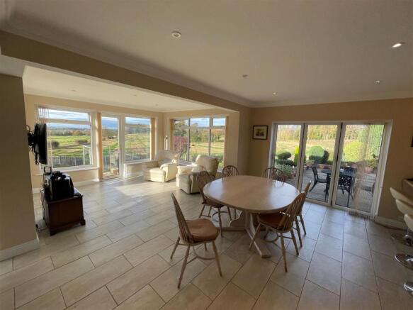 OPEN PLAN DINING AREA