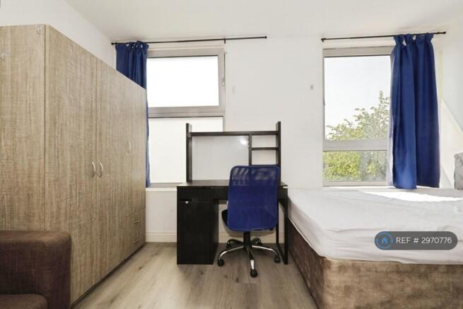 Studio to rent Image 8